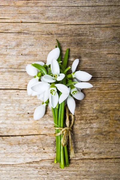 素朴な木製の背景にスノー ドロップの花 — ストック写真