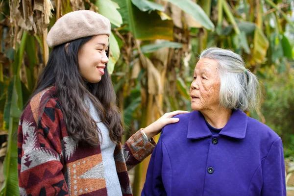 Dziewczyna azjatyckich spędzać czas na świeżym powietrzu z jej babcia — Zdjęcie stockowe