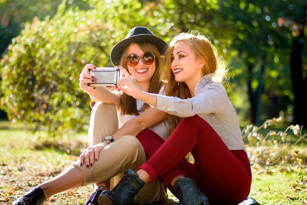 Fidanzate prendere un selfie nel parco — Foto Stock