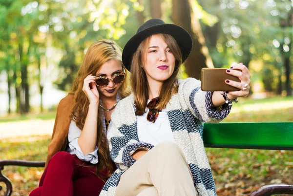 Fidanzate prendendo un selfie sul parco panchina — Foto Stock