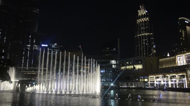 Dubai Fonteinshow Night Met Hoog Stijgende Water Muziek Die Dagelijks — Stockvideo