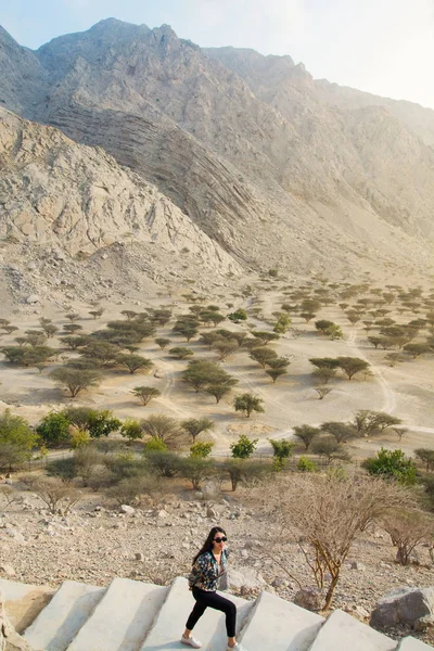 Dívka na pouštní pěší výlet — Stock fotografie