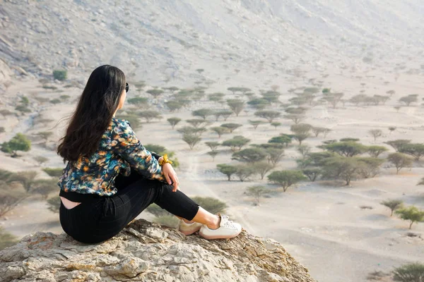 Menina em uma viagem de caminhada no deserto — Fotografia de Stock