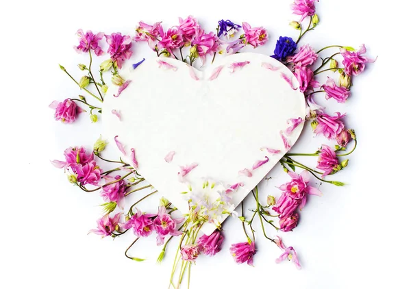 A forma di cuore decorato con fiori freschi primaverili — Foto Stock