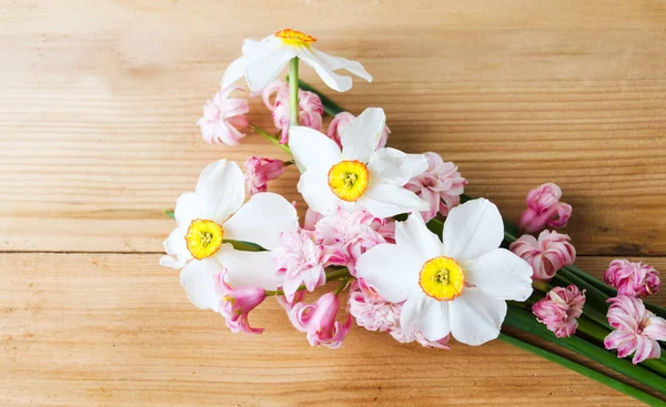 Színes tavaszi virágok csokor egy fából készült asztal — Stock Fotó
