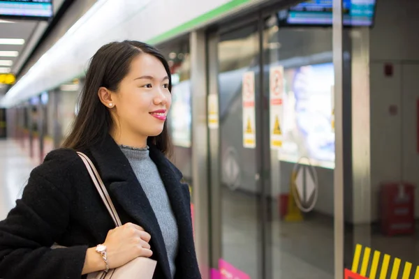 Dziewczyna czeka na stacji metra na stacji metra — Zdjęcie stockowe