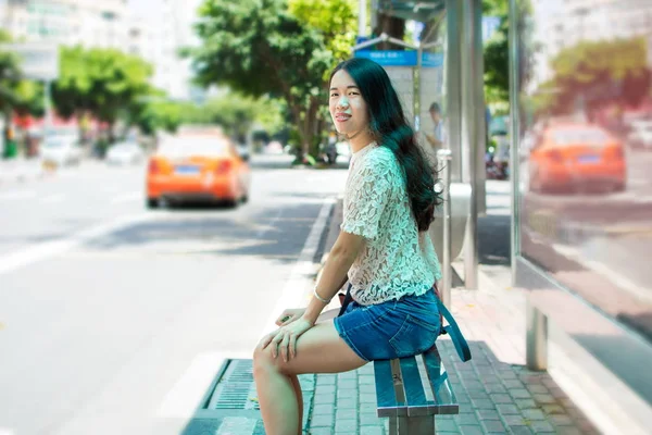 Fille en attente de transport à l'arrêt de bus — Photo