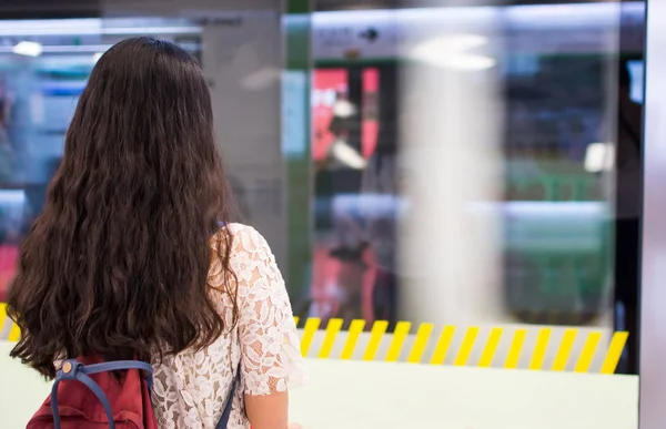 地下鉄の駅で電車を待つ少女 — ストック写真