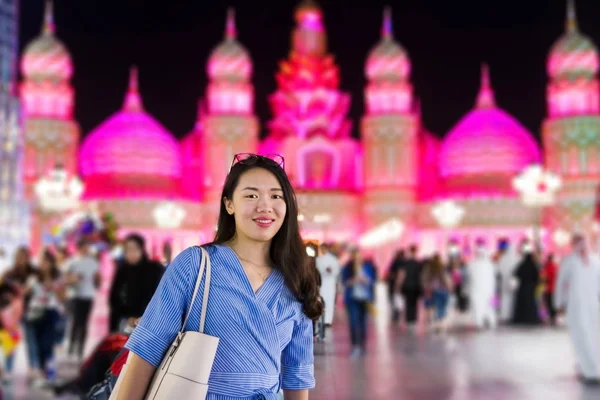 Turista chino visitando el parque de entretenimiento por la noche —  Fotos de Stock
