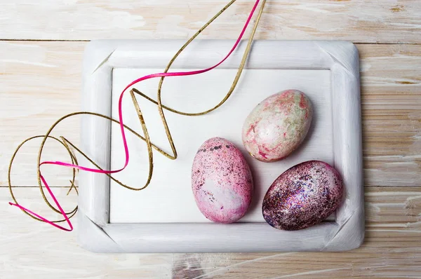 Розфарбовані великодні яйця в рамку для картинки — стокове фото