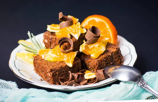 Schokoladenkuchen mit Orange auf einem Teller — Stockfoto