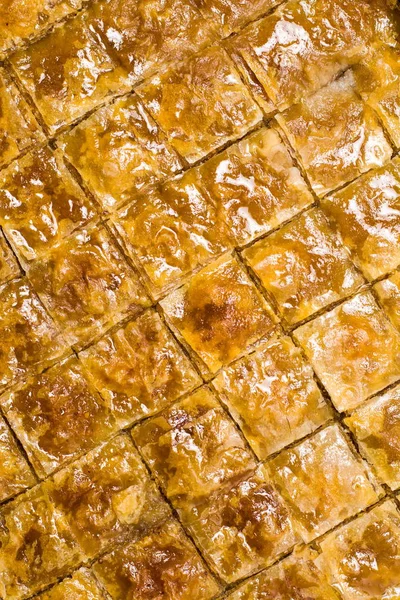 Ganze Baklava auf einem Backblech — Stockfoto