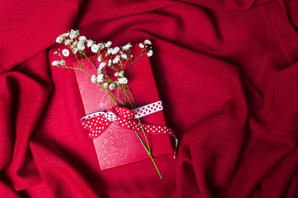 Fleurs blanches sur boîte cadeau rouge — Photo