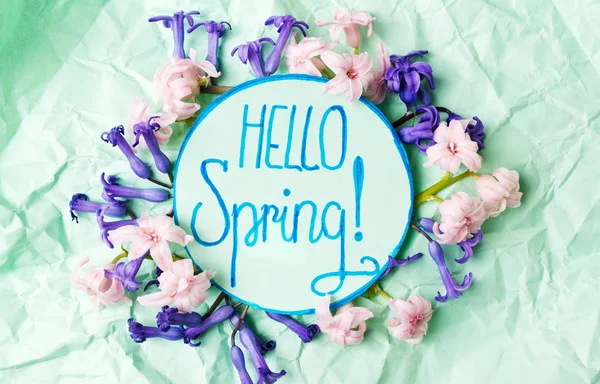 Hello spring note with hyacinth flowers on green — Stock Photo, Image