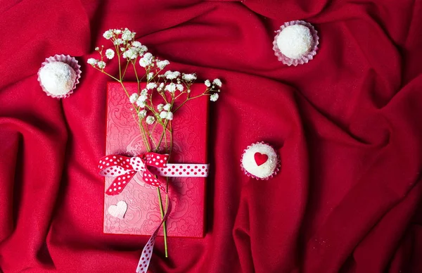 Fleurs blanches sur boîte cadeau rouge — Photo