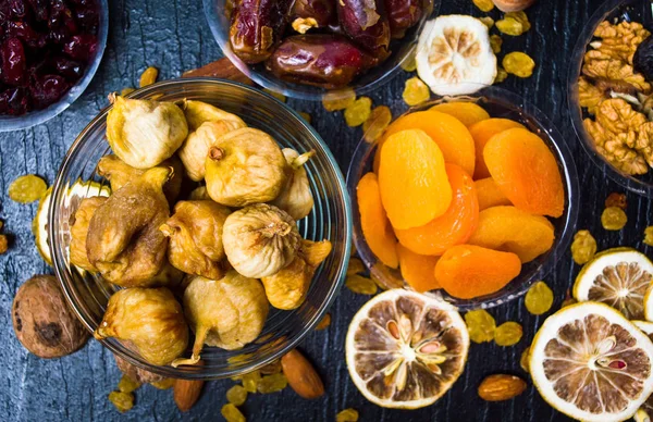 Diverse fructe uscate în boluri mici — Fotografie, imagine de stoc