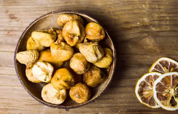 Dry figs in a rustic bowl tabletop shot — Stock Photo, Image