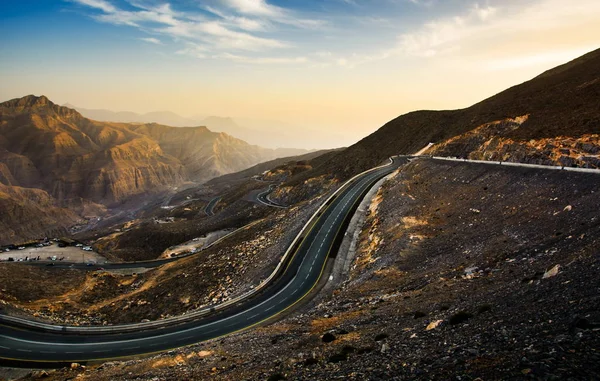 Jabal Jais horské silnici při západu slunce. Nejvyšší hora — Stock fotografie