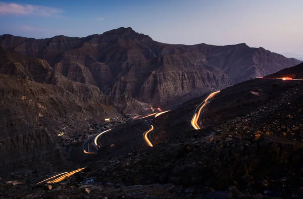 Könnyű pályák Jabal Bé hegyi úton éjszaka — Stock Fotó