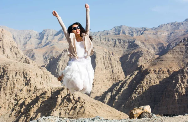 Menina feliz pulando no topo da montanha — Fotografia de Stock