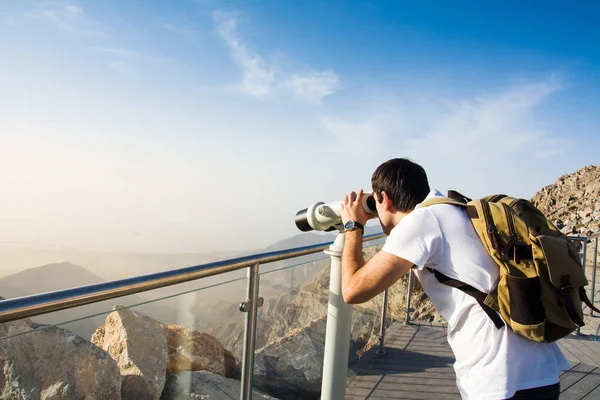 Člověk s použitím veřejných dalekohled na vrchol hory — Stock fotografie
