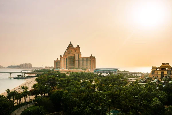 Dubai, vereinigte arabische emirate - 24. februar 2018: atlantis hotel und wasserpark panorama auf der palmeninsel jumeirah, blick aus dem wasserpark, touristenattraktion in dubai, vereinigte arabische emirate — Stockfoto