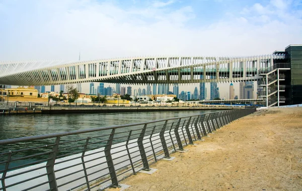 Dubai vatten kanalen gångbro och staden panorama — Stockfoto