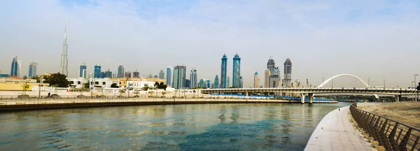 Panoramiczny widok z Dubaju od kanał wodny — Zdjęcie stockowe
