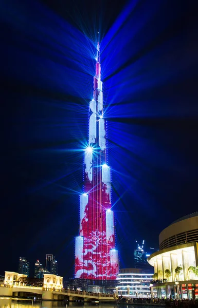दुबई, युनायटेड अरब अमिराती फेब्रुवारी 24, 2018 दुबई मॉलमध्ये फाउंटन शोसह बुर्ज किल्फावर लेझर शो — स्टॉक फोटो, इमेज