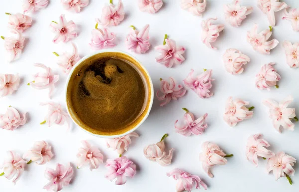 Copa de café y flores de flor de cerezo — Foto de Stock