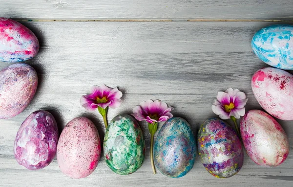 Velikonoční vajíčka na stolní desku pohled — Stock fotografie