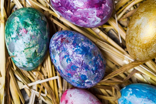 Velikonoční vajíčka na sušené slámy pohled shora — Stock fotografie