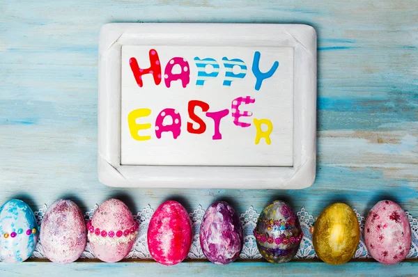 Mutlu Paskalya kartı ile dekore edilmiş yumurta — Stok fotoğraf