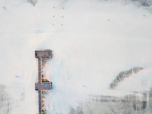 Muelle de madera en una vista aérea de playa vacía — Foto de Stock