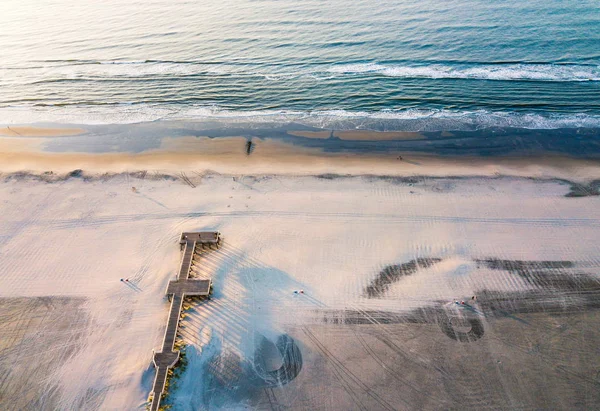 Muelle de madera en una vista aérea de playa vacía — Foto de Stock