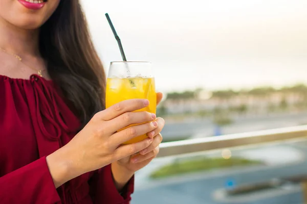 Dziewczyna na drinka na balkonie restauracji — Zdjęcie stockowe