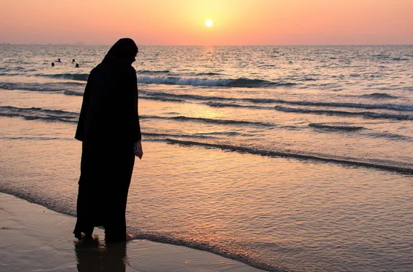 Donna in hijab in piedi sulla spiaggia — Foto Stock