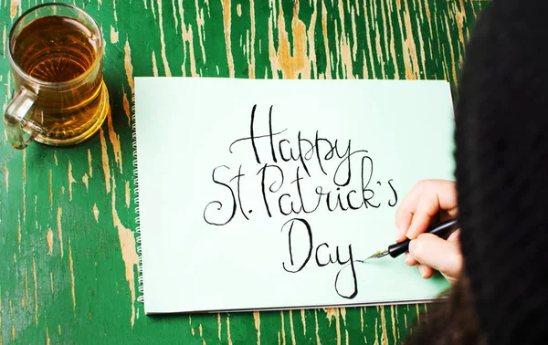 Man skriver ett Happy St Patrick dag kort — Stockfoto