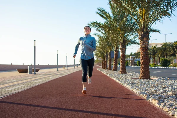 Ragazza che fa jogging sulla pista, stile di vita attivo — Foto Stock