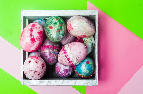 Malování velikonočních vajíček na pastelové pozadí — Stock fotografie