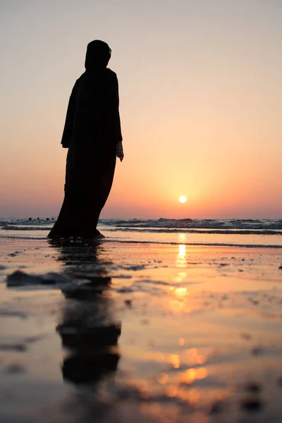 Kadın Türban ayakta sahilde — Stok fotoğraf