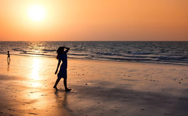 Ragazza sulla spiaggia al tramonto — Foto Stock