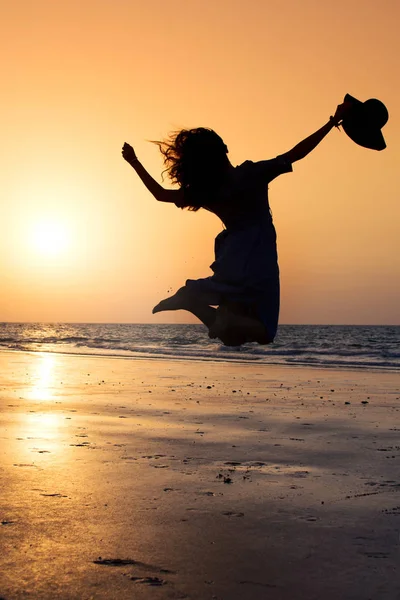 Dívka, která skočila na pláži při západu slunce — Stock fotografie