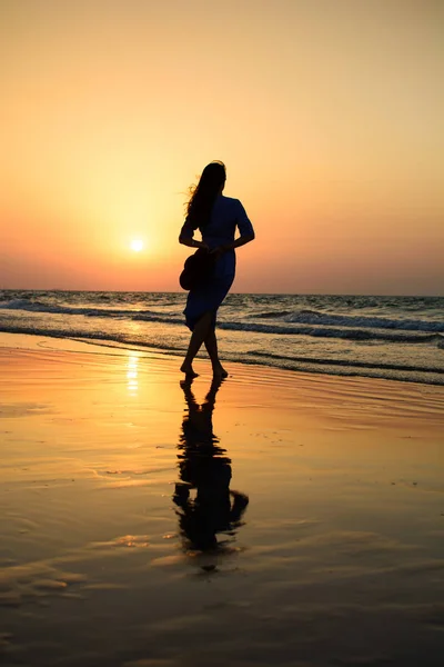 Girl on the beach at sunset — Stock Photo, Image