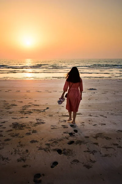 Ragazza che cammina sulla spiaggia al tramonto — Foto Stock