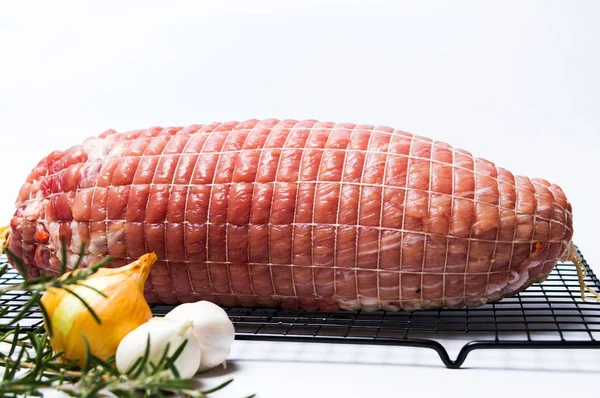 Rollo de carne de cerdo cruda listo para hornear — Foto de Stock