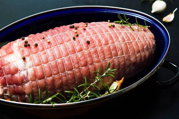 Мясо сырой свинины готово к выпечке — стоковое фото