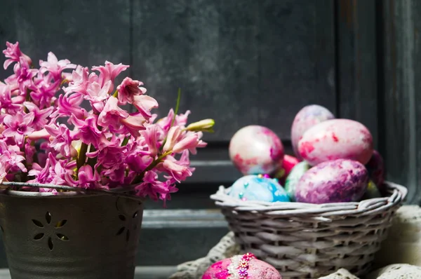 Hyacintům a velikonoční vejce v míse — Stock fotografie