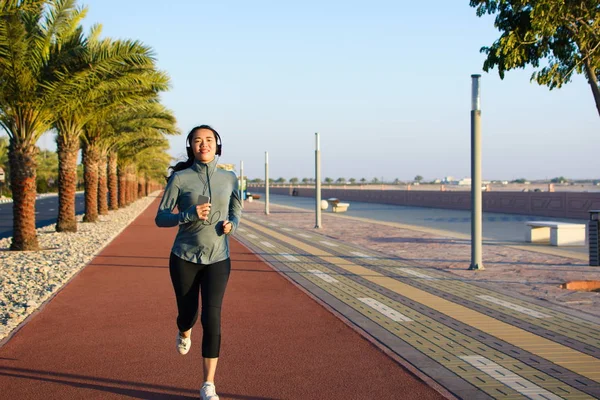 Joggen auf der Laufstrecke, aktiver Lebensstil — Stockfoto