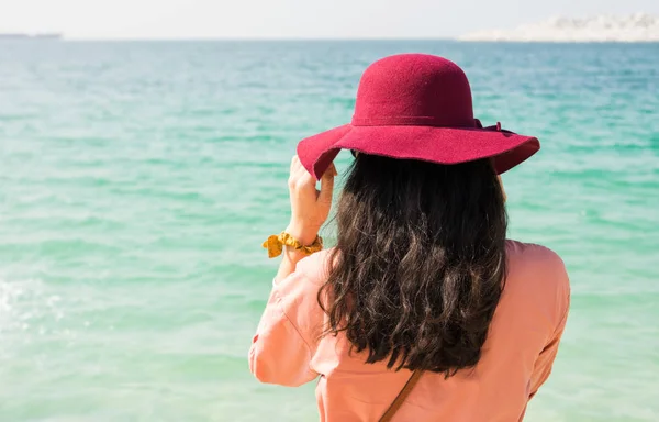 Menina de frente para a visão traseira horizonte — Fotografia de Stock